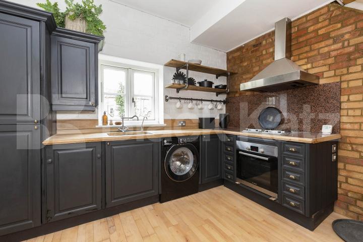 Stunning mid-Terrace house tucked away on a quiet mews Street Marlborough Yard, Archway